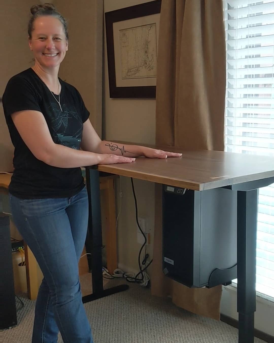 Happy customer with DIY Desktop using an iMovR Freedom Base.