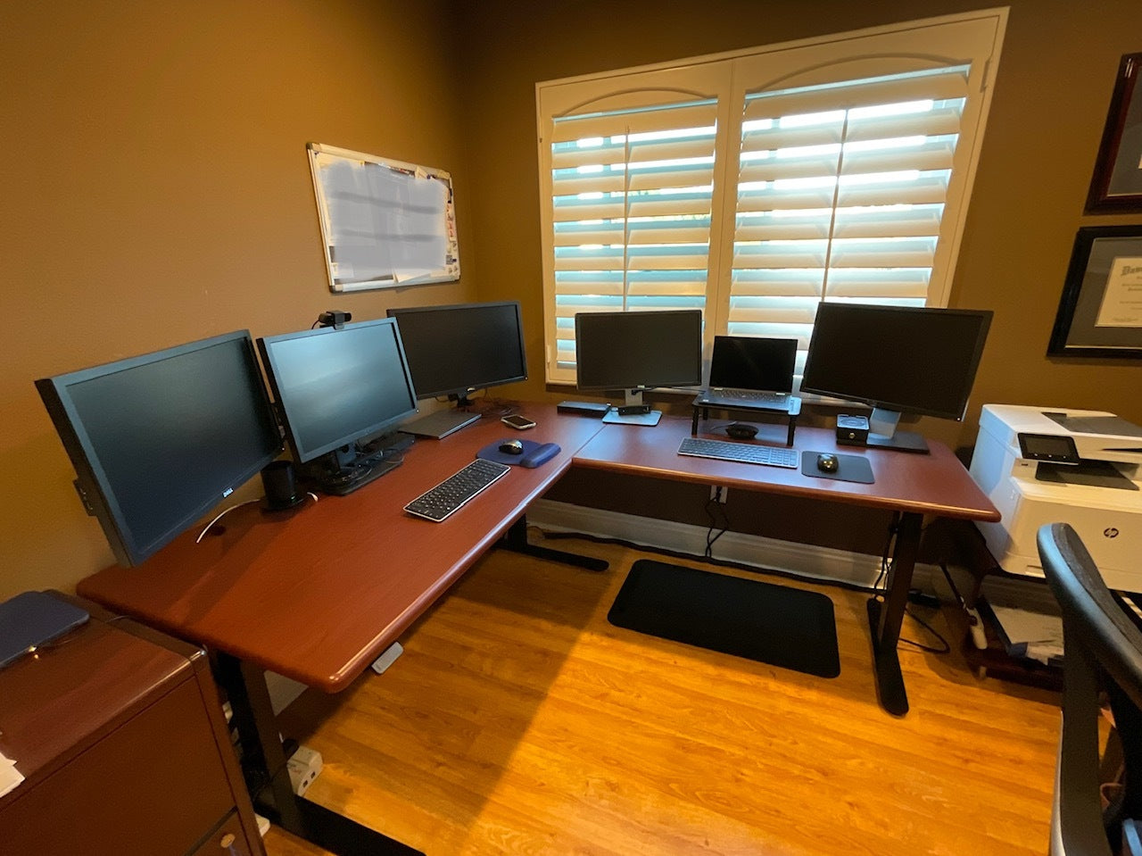 Customer's six-screen setup fits nicely on a large Lander L-Desk.
